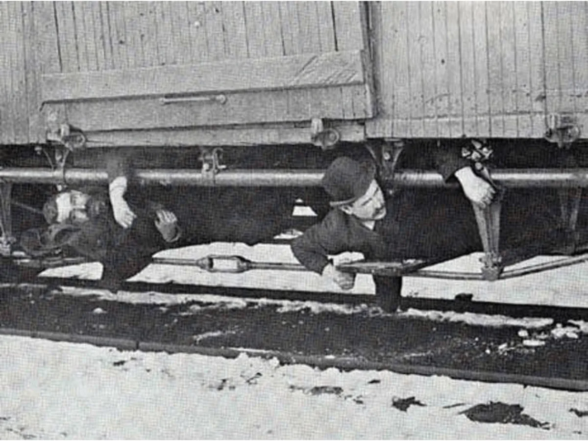 1894年雪中躲在车厢下的两个 hobo