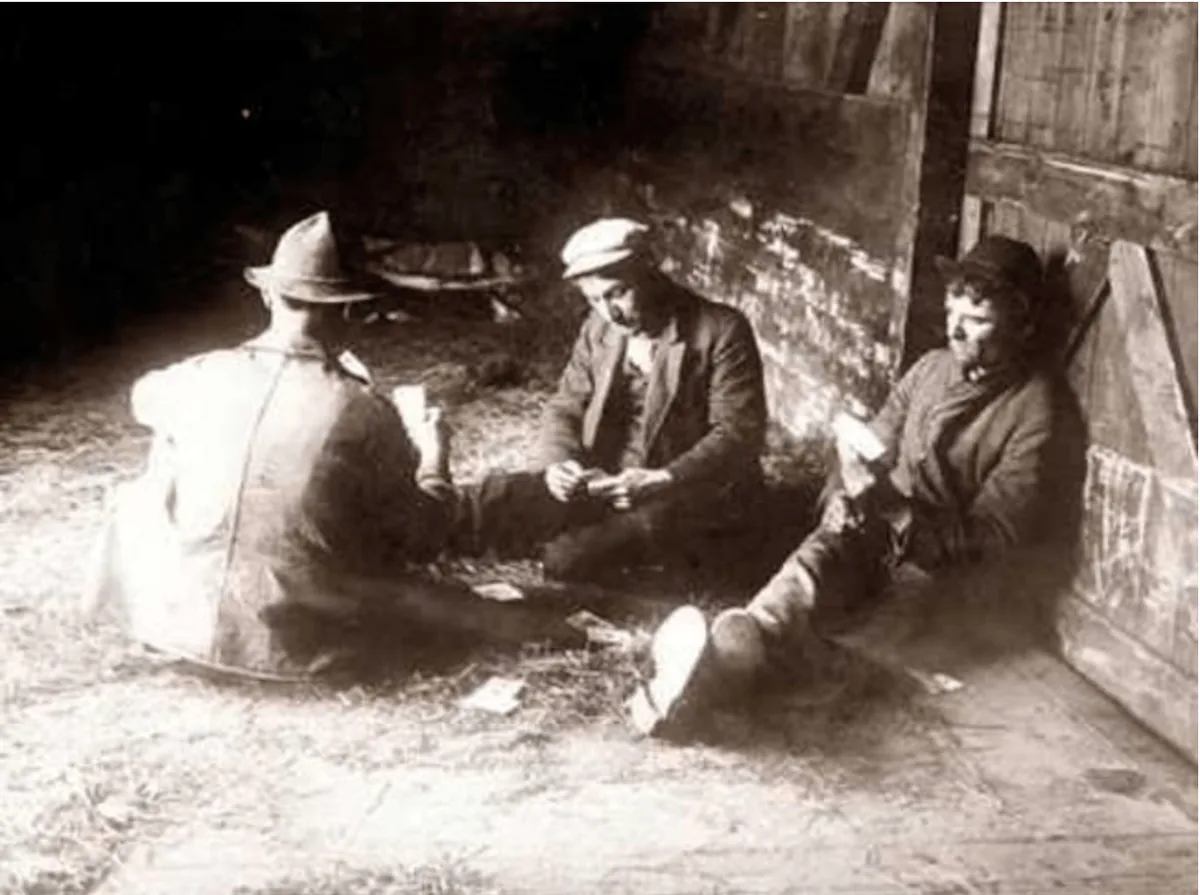 约1929年车厢里打牌的三个 hobo