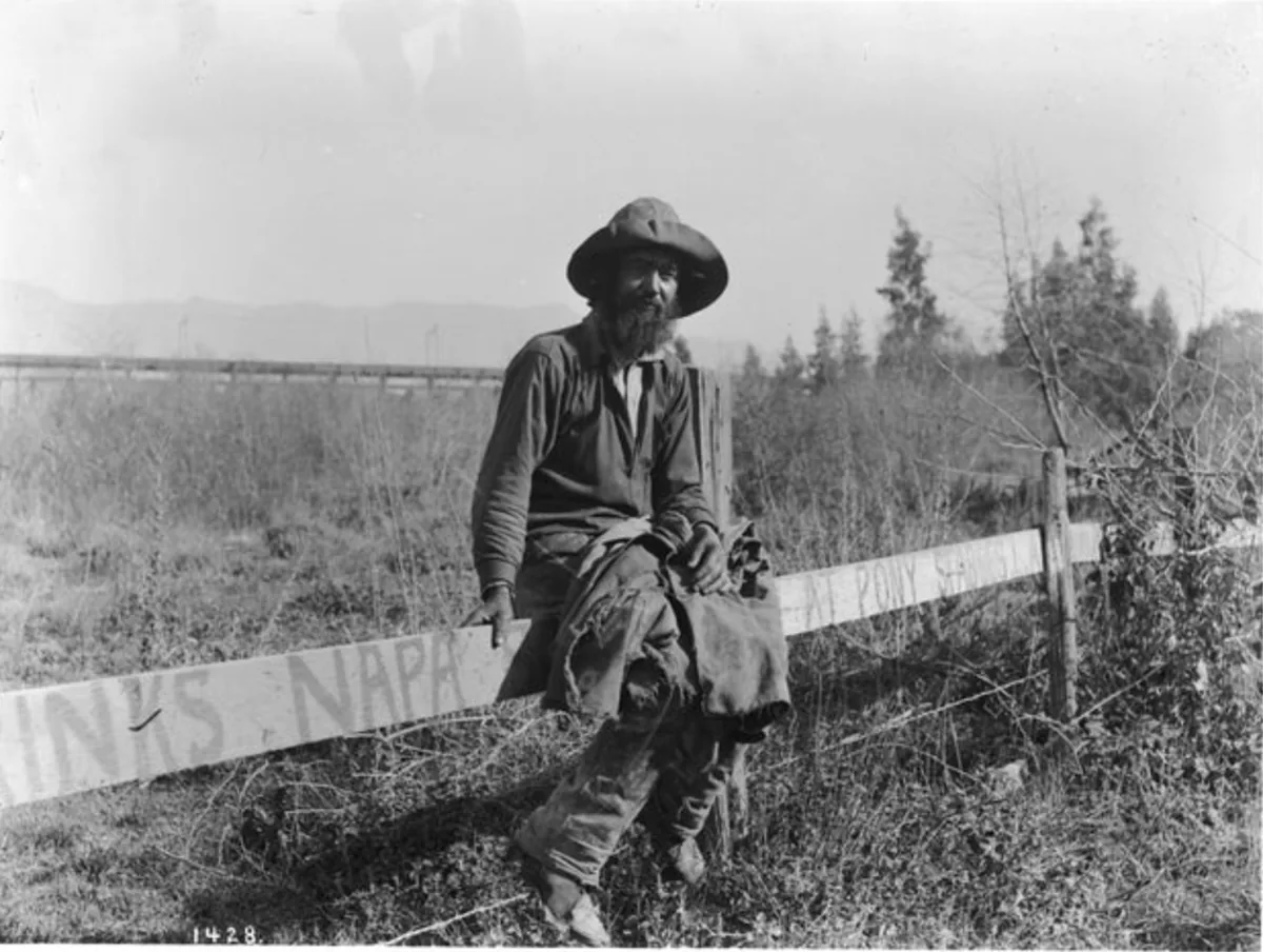 1920年加州纳帕坐在栅栏上的 hobo